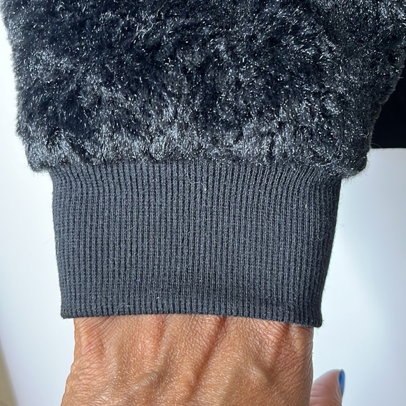 No Boundaries Womens Colorblock Faux Fur Fuzzy Pullover Sweater Size XL 15-17 - Picture 6 of 8